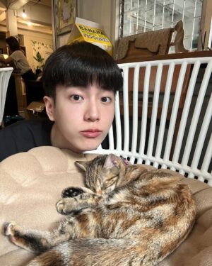 Chanon Santinatornkul Instagram - หลับด้วย 😴
let sleep together 😴