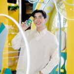 Chanon Santinatornkul Instagram - อากาศดีมากกกๆเลยครับช่วงนี้ ซานต้านนขอชวนทุกคนมาซ่าเซอร์ไพรส์ ส่งท้ายปีไปด้วยกันที่บูธ “อูฮ่า” บริเวณลานหน้าเซ็นทรัลเวิล์ด ตั้งแต่วันนี้ถึงวันที่ 2 ม.ค. 2567 🎅🏼🎄 ซานต้านนแอบกระซิบว่ามีของขวัญพิเศษให้ด้วยนะ เพียงซื้อ “อูฮ่า” โซดากลิ่นเลมอนผสมซีซอล์ท หรือ “อูฮ่า” โซดากลิ่นลิ้นจี่และโยเกิร์ต จำนวน 4 กระป๋องภายในบูธ มีสิทธิ์รับ “OOHA” Tote Bag จำนวน 1 ใบ มูลค่าใบละ 500 บาท อูฮ่าของเราสามารถซื้อได้ที่ 7-11ทุกสาขาเลยนะครับผม อย่าลืมชวนคนรู้ใจ หรือแอบรักใครชอบใครก็ชวนกันมาถ่ายรูปสวยๆที่บูธ แล้วใส่ #OOHATH มาให้ดูกันด้วยนะครับบบ 😁✨ #ThanksOOHA #อูฮ่า #คู่ซ่าอร่อยซ่า