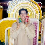Chanon Santinatornkul Instagram - อากาศดีมากกกๆเลยครับช่วงนี้ ซานต้านนขอชวนทุกคนมาซ่าเซอร์ไพรส์ ส่งท้ายปีไปด้วยกันที่บูธ “อูฮ่า” บริเวณลานหน้าเซ็นทรัลเวิล์ด ตั้งแต่วันนี้ถึงวันที่ 2 ม.ค. 2567 🎅🏼🎄 ซานต้านนแอบกระซิบว่ามีของขวัญพิเศษให้ด้วยนะ เพียงซื้อ “อูฮ่า” โซดากลิ่นเลมอนผสมซีซอล์ท หรือ “อูฮ่า” โซดากลิ่นลิ้นจี่และโยเกิร์ต จำนวน 4 กระป๋องภายในบูธ มีสิทธิ์รับ “OOHA” Tote Bag จำนวน 1 ใบ มูลค่าใบละ 500 บาท อูฮ่าของเราสามารถซื้อได้ที่ 7-11ทุกสาขาเลยนะครับผม อย่าลืมชวนคนรู้ใจ หรือแอบรักใครชอบใครก็ชวนกันมาถ่ายรูปสวยๆที่บูธ แล้วใส่ #OOHATH มาให้ดูกันด้วยนะครับบบ 😁✨ #ThanksOOHA #อูฮ่า #คู่ซ่าอร่อยซ่า
