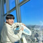 Chanon Santinatornkul Instagram - One superrrrrr quality day at the highest place in HK 🤩❤️ @sky100hk ถึงเวลาเที่ยวจะน้อย แต่ก็เป็นทริปที่ประทับใจสุดๆ กินอิ่ม วิวสวย ครบจบในที่เดียวเลยที่ @sky100hk ฮะะะ 🤩 Sky100 - Hong Kong's Observation Deck