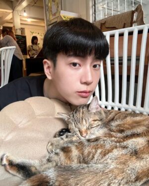 Chanon Santinatornkul Instagram - หลับด้วย 😴
let sleep together 😴