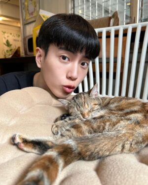 Chanon Santinatornkul Instagram - หลับด้วย 😴
let sleep together 😴