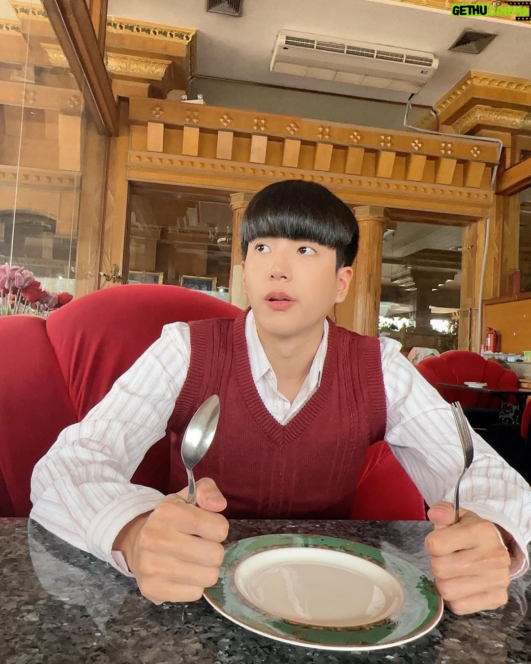 Chanon Santinatornkul Instagram - คุณใหญ่พามางานคิดตะมาดคืนนี้ 😆🎄 K'Yai took me to a Christmas party tonight 😆🎄 22.15 ช่อง ONE31 หรือ YOUKU 23.30 uncut version ที่ YOUKU เท่านั้น! 🤩 #หอมกลิ่นความรัก #ifeelyoulingerintheair