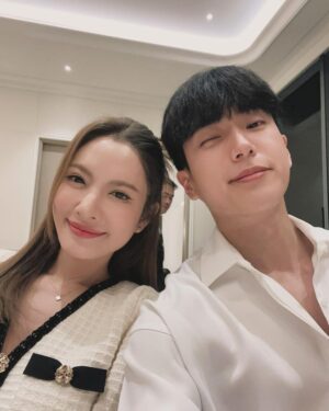 Chanon Santinatornkul Instagram - คืนนี้หยิน @aff_taksaorn กับเชนทดลองเป็นแฟนกันวันแรก เป็นกำลังใจให้ด้วยนะครับ 🍀❤️ 20.30 ทาง GMM25 #หารักด้วยใจเธอ ย้อนหลัง 22.30 ทาง viu 🤩
tonight Shane and Yin will begin their BFGF trial period. Please support ❤️🍀😬 20.30 on GMM25. rerun 22.30 at VIU