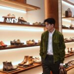 Chanon Santinatornkul Instagram - The crafted lover 🤎 @berluti แบรนด์รองเท้าและเครื่องหนังสำหรับสุภาพบุรุษระดับโลกสัญชาติฝรั่งเศส สามารถมาเลือกชมสินค้าได้ที่บูติคหรูแห่งใหม่ใจกลางเมือง ณ สยามพารากอน พร้อมอวดโฉมเครื่องหนังดีไซน์ล่าสุดในคอลเลกชั่นต้อนรับสปริงซัมเมอร์ 2024 ที่เน้นการนำเสนอสีสันอันโดดเด่นด้วยการพาทิน่า (Patina) ลงบนเครื่องหนังในเฉดสีใหม่ๆ ที่ได้รับแรงบันดาลใจมาจากสีสันของธรรมชาติ รังสรรค์บนเครื่องหนังดีไซน์สวย #Berluti #BerlutiThailand