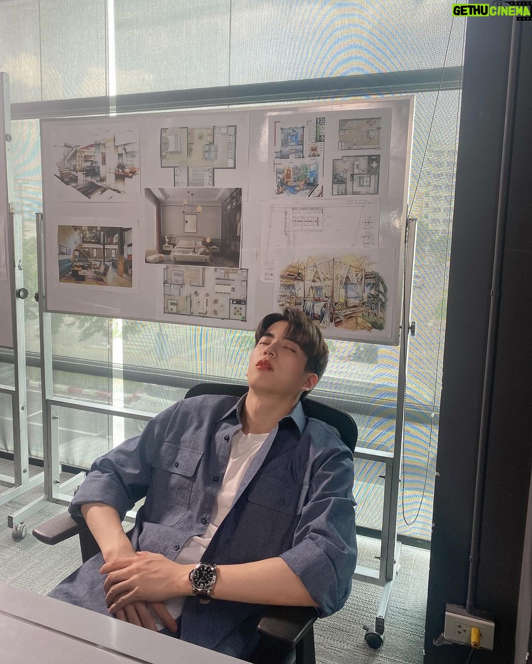 Chanon Santinatornkul Instagram - จะไม่มาฝึกงานแล้ว!! หึหึ 😤😤 @aff_taksaorn Won't come to work anymore huehue 😤😤 #FindyourselfTHep11 20.30 ทาง GMM25, 22.30 at VIU