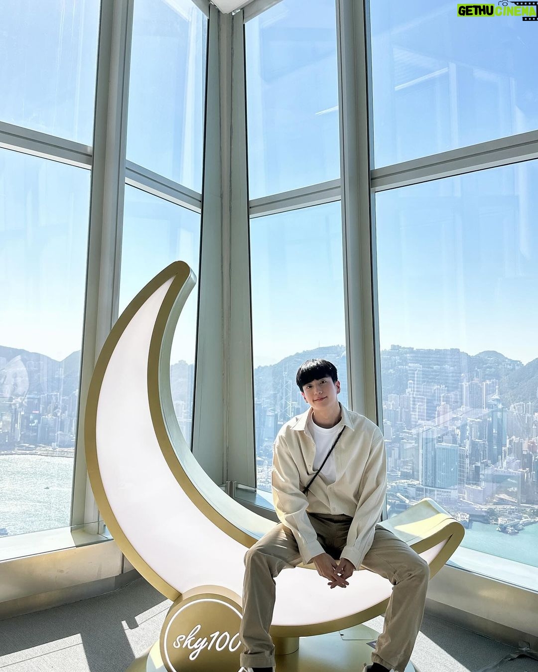 Chanon Santinatornkul Instagram - One superrrrrr quality day at the highest place in HK 🤩❤️ @sky100hk ถึงเวลาเที่ยวจะน้อย แต่ก็เป็นทริปที่ประทับใจสุดๆ กินอิ่ม วิวสวย ครบจบในที่เดียวเลยที่ @sky100hk ฮะะะ 🤩 Sky100 - Hong Kong's Observation Deck