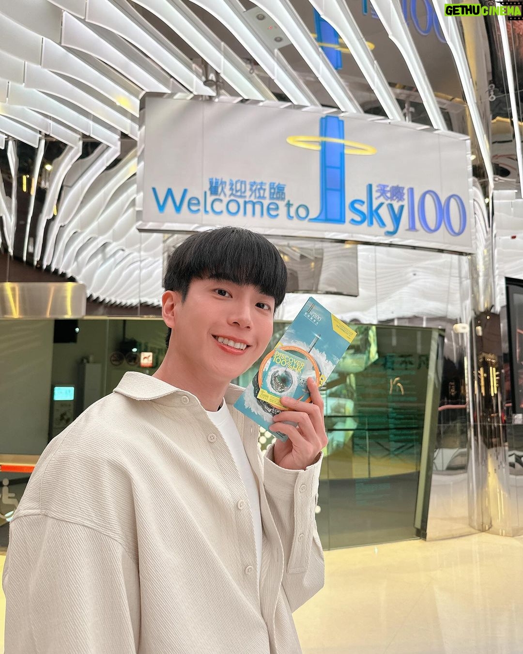 Chanon Santinatornkul Instagram - One superrrrrr quality day at the highest place in HK 🤩❤️ @sky100hk ถึงเวลาเที่ยวจะน้อย แต่ก็เป็นทริปที่ประทับใจสุดๆ กินอิ่ม วิวสวย ครบจบในที่เดียวเลยที่ @sky100hk ฮะะะ 🤩 Sky100 - Hong Kong's Observation Deck