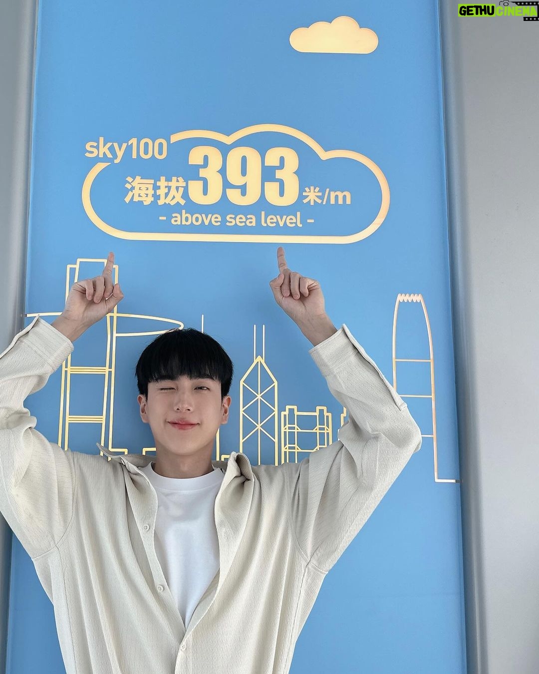 Chanon Santinatornkul Instagram - One superrrrrr quality day at the highest place in HK 🤩❤️ @sky100hk ถึงเวลาเที่ยวจะน้อย แต่ก็เป็นทริปที่ประทับใจสุดๆ กินอิ่ม วิวสวย ครบจบในที่เดียวเลยที่ @sky100hk ฮะะะ 🤩 Sky100 - Hong Kong's Observation Deck