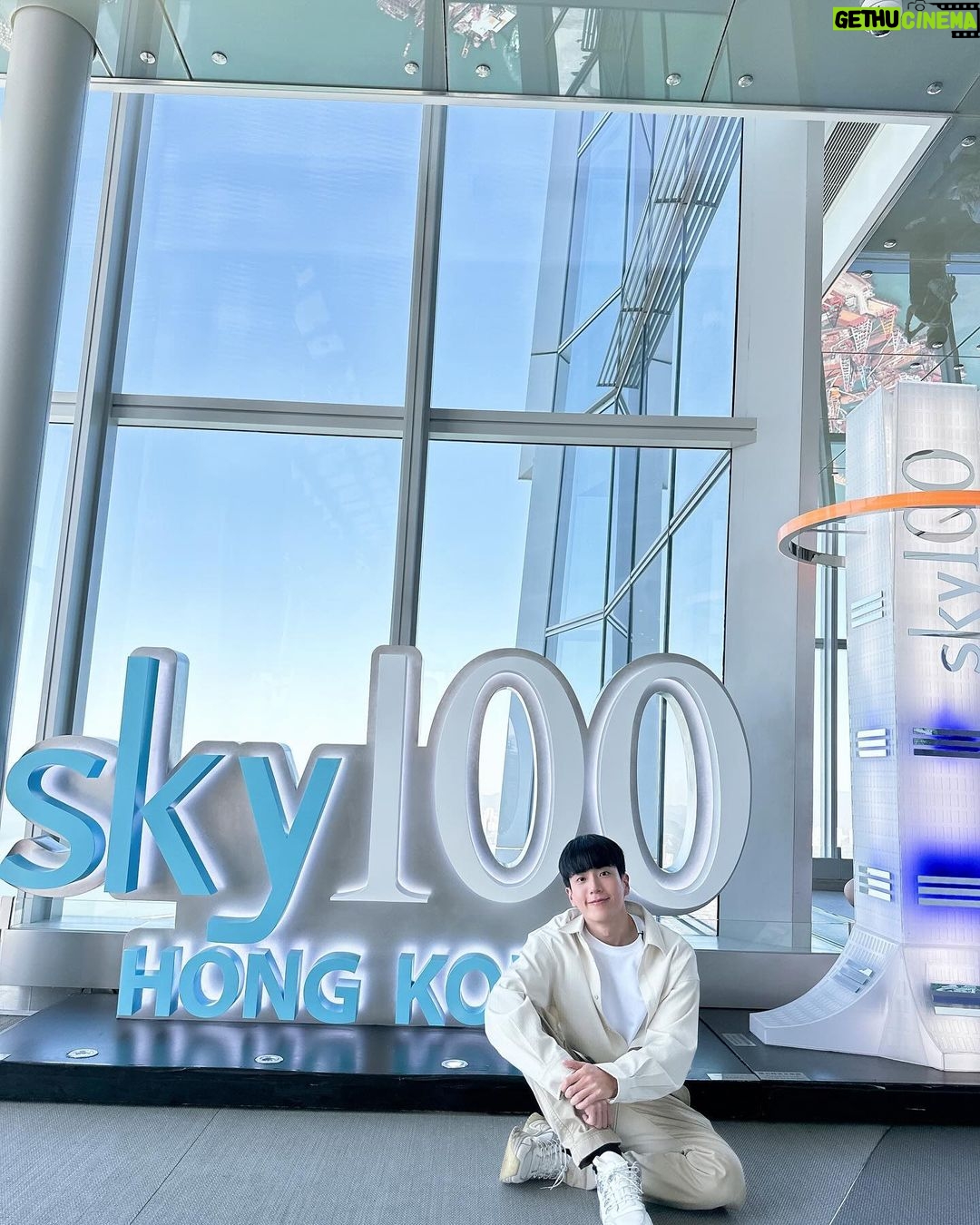Chanon Santinatornkul Instagram - One superrrrrr quality day at the highest place in HK 🤩❤️ @sky100hk ถึงเวลาเที่ยวจะน้อย แต่ก็เป็นทริปที่ประทับใจสุดๆ กินอิ่ม วิวสวย ครบจบในที่เดียวเลยที่ @sky100hk ฮะะะ 🤩 Sky100 - Hong Kong's Observation Deck