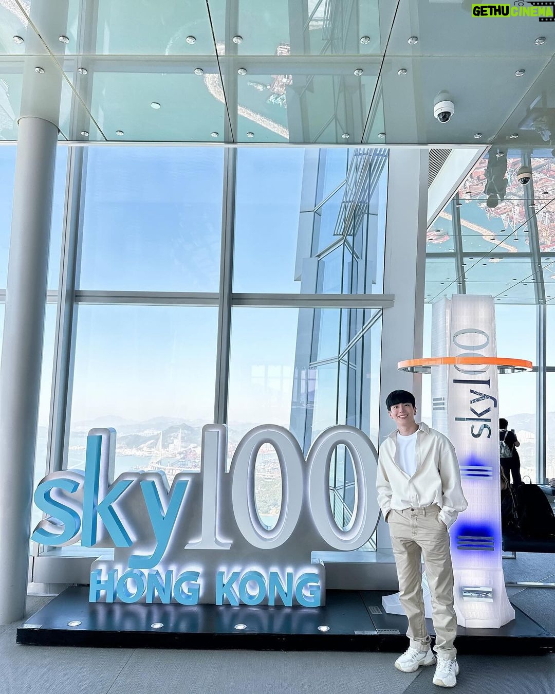 Chanon Santinatornkul Instagram - One superrrrrr quality day at the highest place in HK 🤩❤️ @sky100hk ถึงเวลาเที่ยวจะน้อย แต่ก็เป็นทริปที่ประทับใจสุดๆ กินอิ่ม วิวสวย ครบจบในที่เดียวเลยที่ @sky100hk ฮะะะ 🤩 Sky100 - Hong Kong's Observation Deck