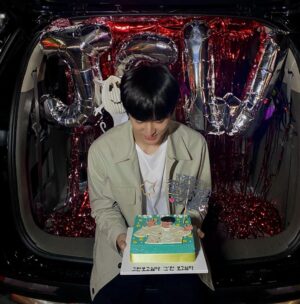 Chanwoo Instagram - #오싹한동거 
오늘 마지막 촬영 끝났습니다!! 우리 스태프분들이 깜짝파티도 해주셨습니다!🥺 앞으로도 열심히 하겠습니다 감사합니다🥰