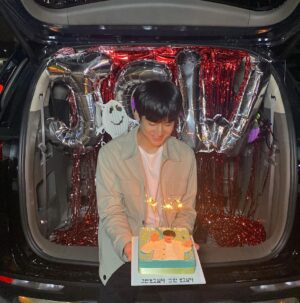 Chanwoo Instagram - #오싹한동거 
오늘 마지막 촬영 끝났습니다!! 우리 스태프분들이 깜짝파티도 해주셨습니다!🥺 앞으로도 열심히 하겠습니다 감사합니다🥰