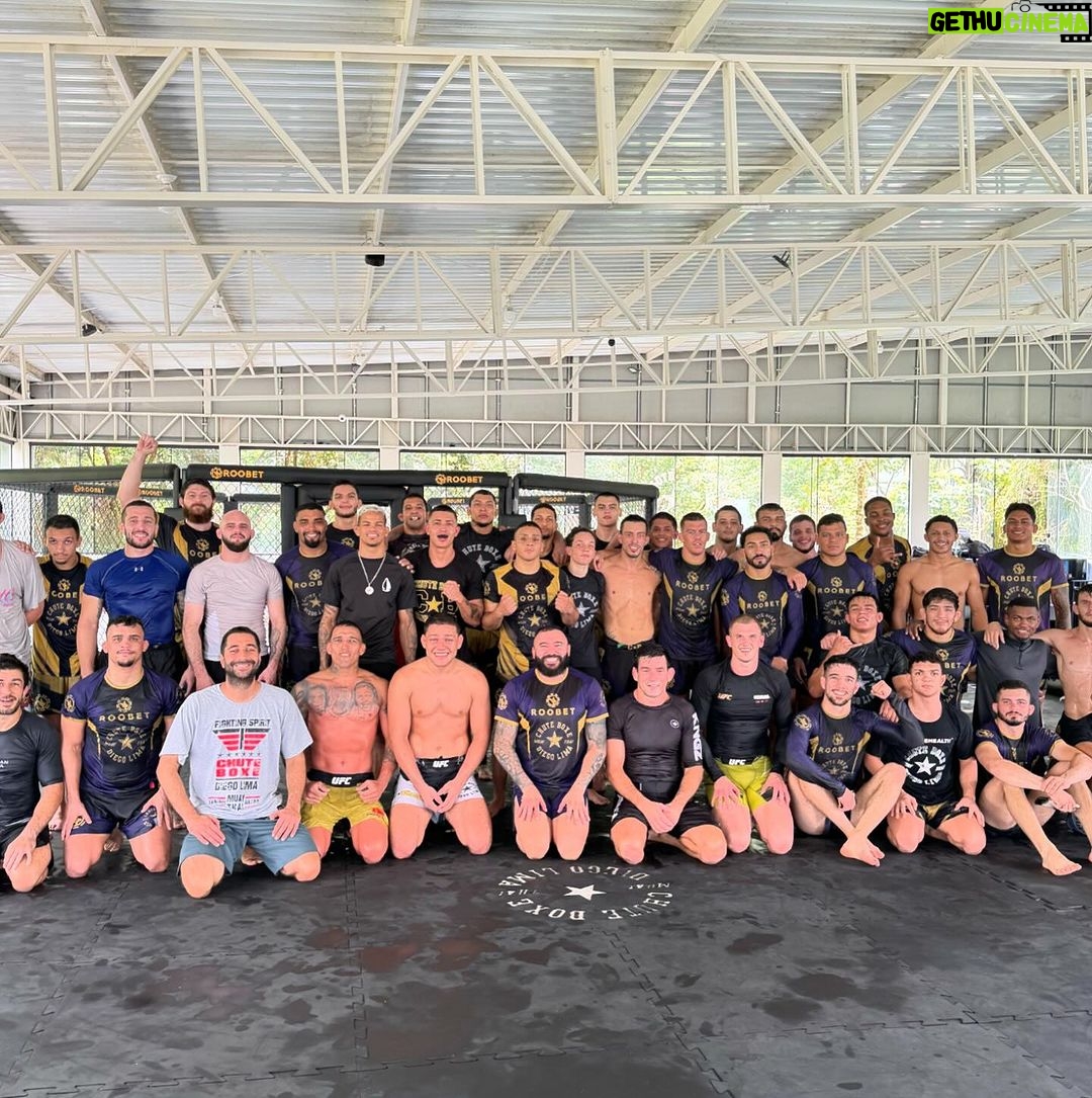 Charles Oliveira Instagram - Treinão de sexta-feira 👊🏼 C⭐️ B @demianmaia