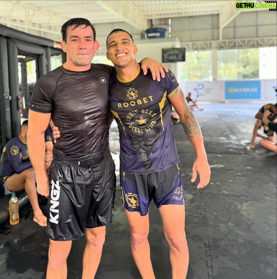 Charles Oliveira Instagram - Treinão de sexta-feira 👊🏼 C⭐️ B @demianmaia