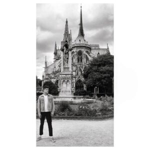Charlie Carver Instagram - j’envoie des morceaux de mon coeur à Paris, à la France, et à notre petit monde brûlé 💔