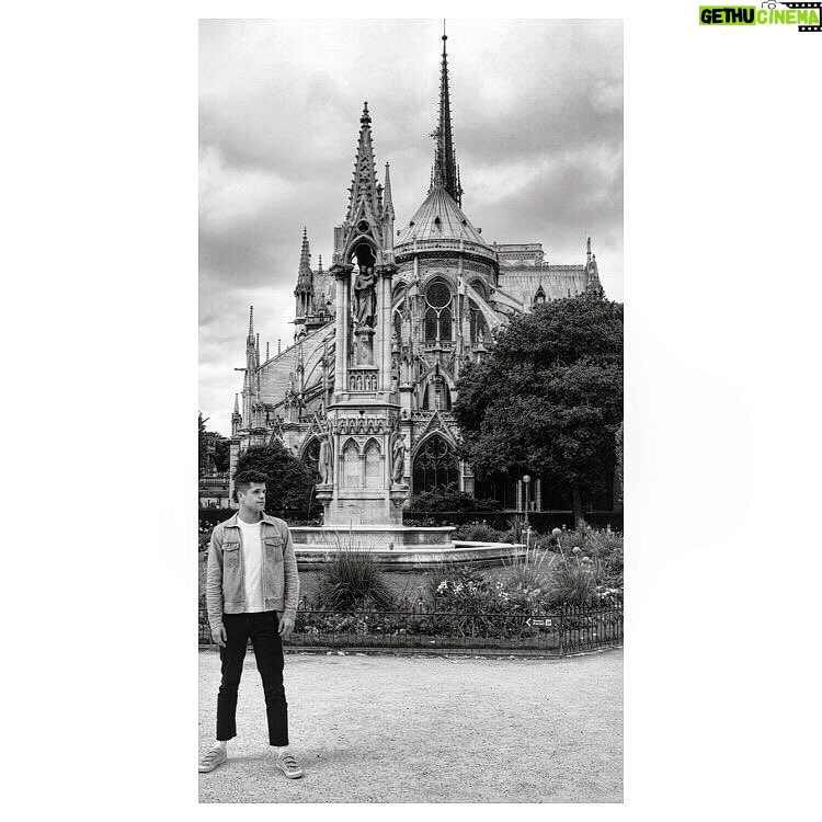 Charlie Carver Instagram - j’envoie des morceaux de mon coeur à Paris, à la France, et à notre petit monde brûlé 💔 Paris, France