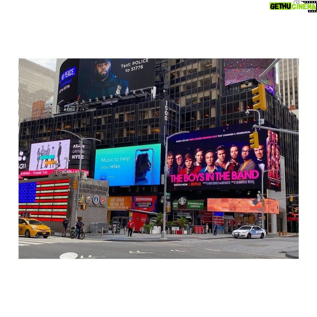 Charlie Carver Instagram - Back on Broadway 🎭 Hello Times Square(!) #boysintheband