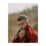 Charlie Carver Instagram – sweet convo with @sophiarazvi + @boysbygirls about life, direction, #ratched and #boysintheband up now. thank you @elizabethrweinberg for the gorg 📸. link in bio. 👕: luca__kingston 💇: @nathanieldezan El Matador Beach, Malibu