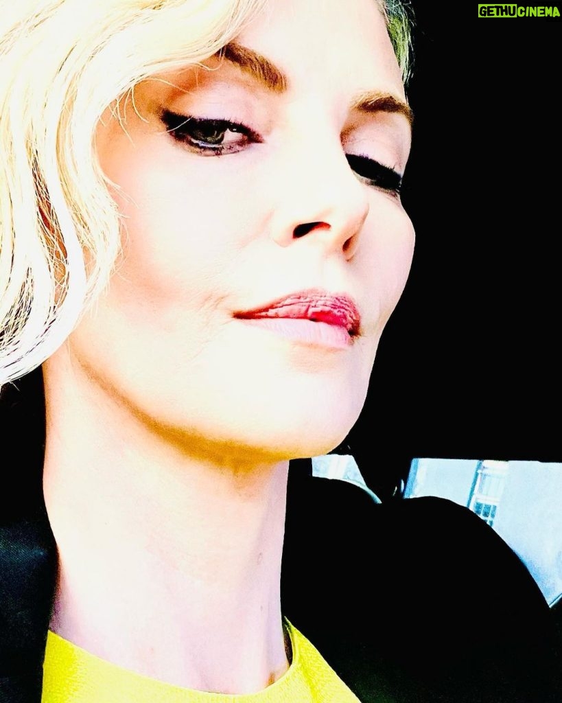 Charlize Theron Instagram - 💛🖤
