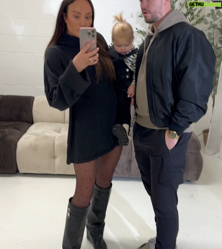 Charlotte Crosby Instagram - A family day out ππ»ββοΈ 1. Family selfie π€³ in the new mirror in @studio_yours 2. A fishy face at the aquarium with the fishes π 3. 2 gorgeous gorgeous girls π₯° 4. A moment for the tights π₯ 5. A cool dude in @gauchonewcastle π½οΈ 6. Daddy and daughter β€οΈ 7. Toast and chills 8. Pinching kisses π 9. A Man City legend π€£ 10. A moment for my outfit @peppergirlsclub