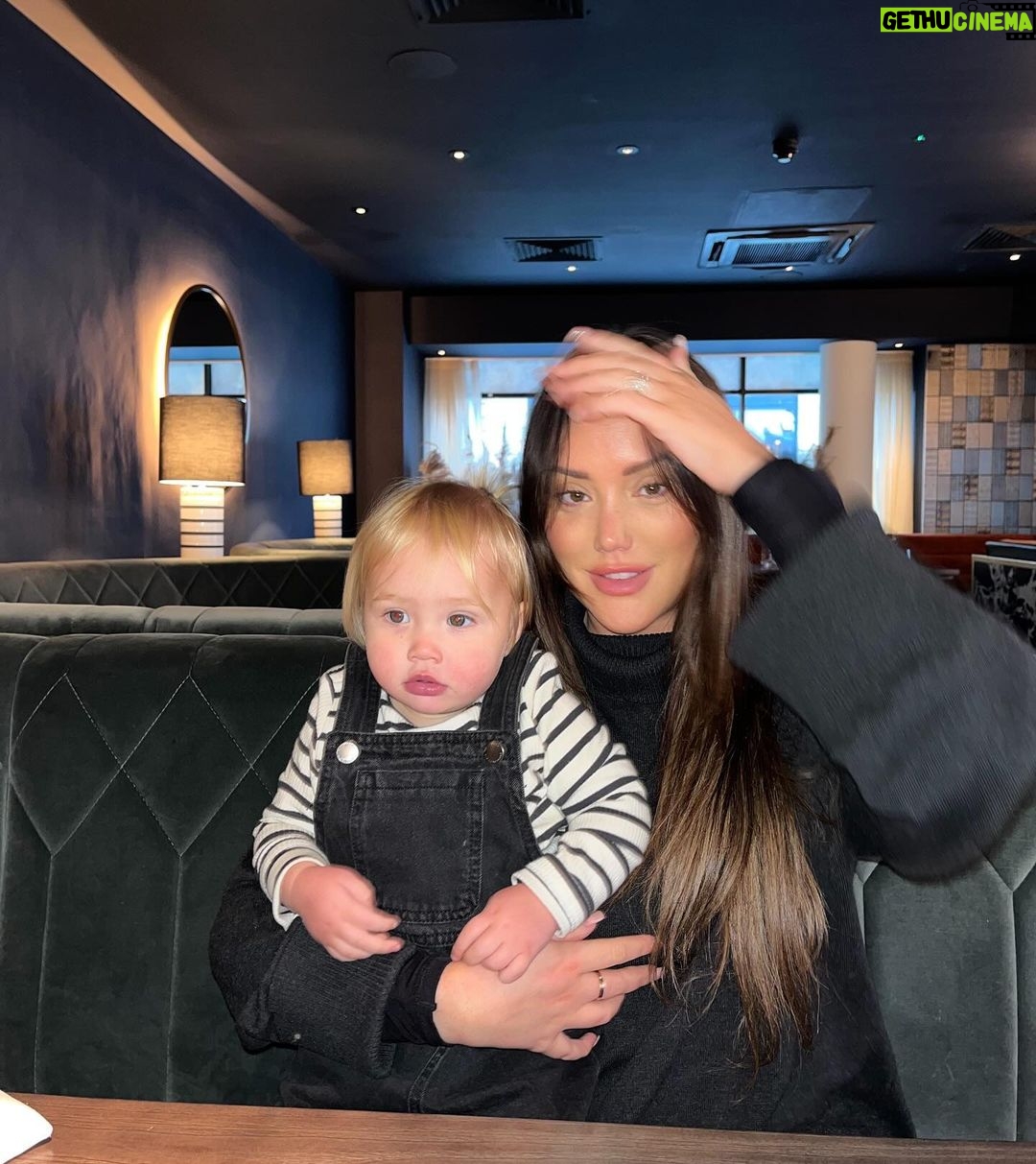 Charlotte Crosby Instagram - A family day out ππ»ββοΈ 1. Family selfie π€³ in the new mirror in @studio_yours 2. A fishy face at the aquarium with the fishes π 3. 2 gorgeous gorgeous girls π₯° 4. A moment for the tights π₯ 5. A cool dude in @gauchonewcastle π½οΈ 6. Daddy and daughter β€οΈ 7. Toast and chills 8. Pinching kisses π 9. A Man City legend π€£ 10. A moment for my outfit @peppergirlsclub