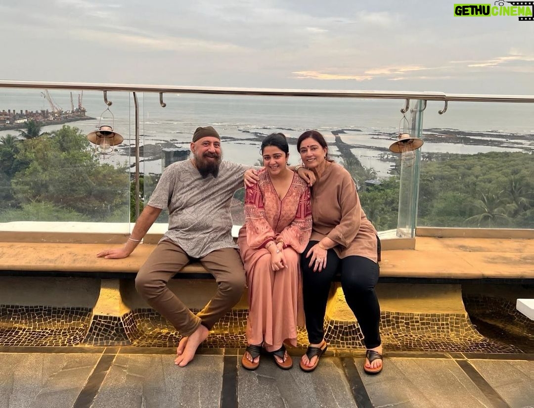 Charmy Kaur Instagram - Good vibes only ❤️🔥 #ParentsLove #BestLove