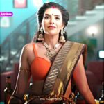 Charu Asopa Instagram - And Here the Queen entered with fully swag 🔥😍 Damn finally after long we get to see fierce entry of vamp & that walk & attitude with expressions just made me speechless ❤️‍🔥🤩 CHARU ASOPA SLAYİNG AS MRİDULA 🔥🧡 #mridula #charuasopa #asopacharu #kaisahaiyehrishtaanjana @asopacharu