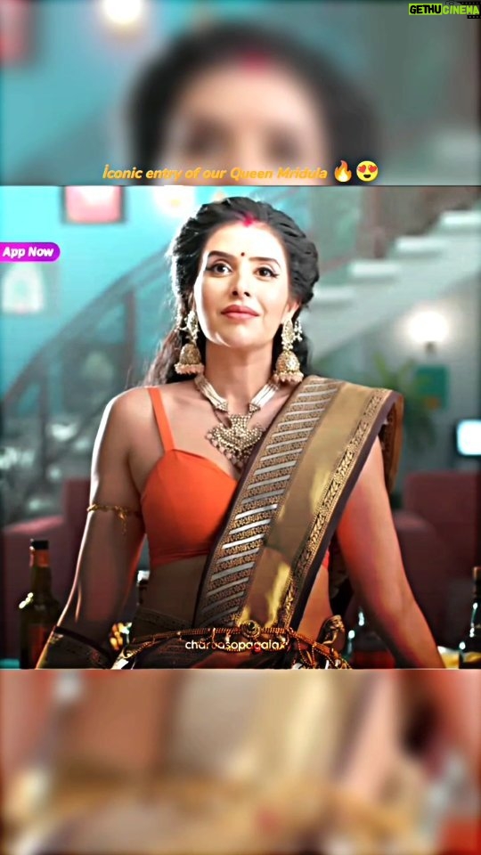 Charu Asopa Instagram - And Here the Queen entered with fully swag 🔥😍 Damn finally after long we get to see fierce entry of vamp & that walk & attitude with expressions just made me speechless ❤️🔥🤩 CHARU ASOPA SLAYİNG AS MRİDULA 🔥🧡 #mridula #charuasopa #asopacharu #kaisahaiyehrishtaanjana @asopacharu