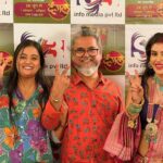 Charu Asopa Instagram - we are so happy to announce that we have completed 200 episodes of Kaisa Yeh Rishta Anjana. Thank you for all the love and support… #manymoretogo❤️ meet these wonderful people , our Creative director @mumbai_wali_kanpuriya and our producer and director gaurav sir.