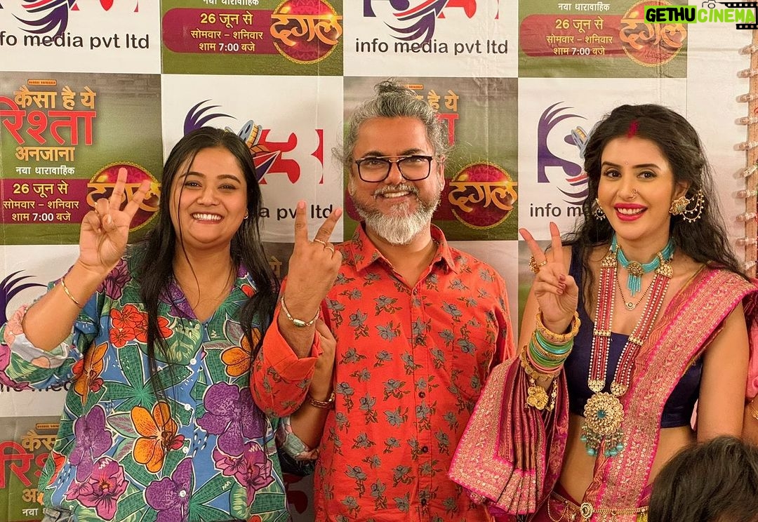 Charu Asopa Instagram - we are so happy to announce that we have completed 200 episodes of Kaisa Yeh Rishta Anjana. Thank you for all the love and support… #manymoretogo❤️ meet these wonderful people , our Creative director @mumbai_wali_kanpuriya and our producer and director gaurav sir.