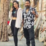 Charu Asopa Instagram - Today we have completed 200 episodes💃💃💃 ,a picture with our DOP toh Banta hai @suresh.mohanty.142 … #bestDOP #kaisahaiyehrishtaanjana