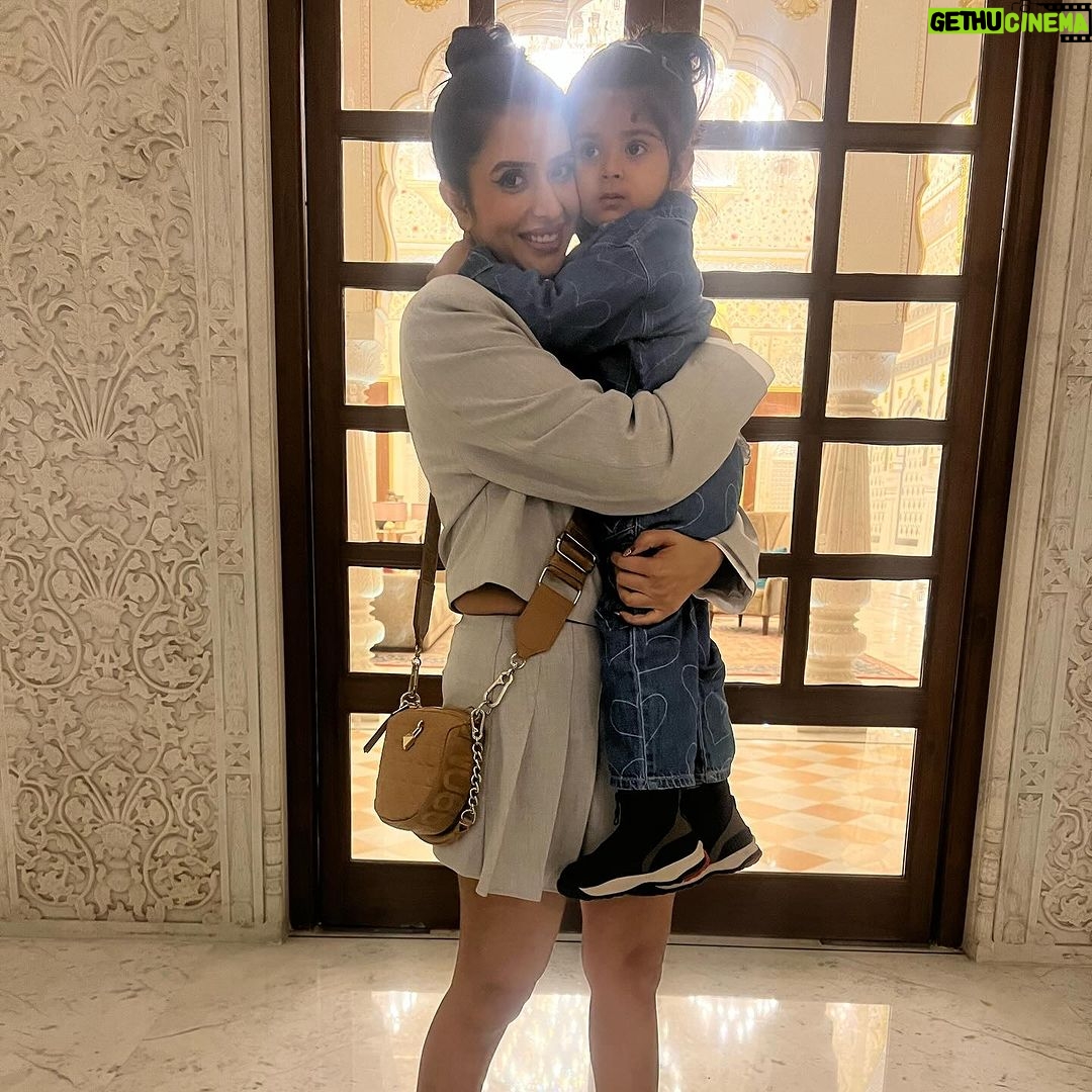 Charu Asopa Instagram - Happiness is when you are with your loved ones. Special thanks to Ziana and Krishna for making it more special.❤️🧿🤗 #birthdaypost