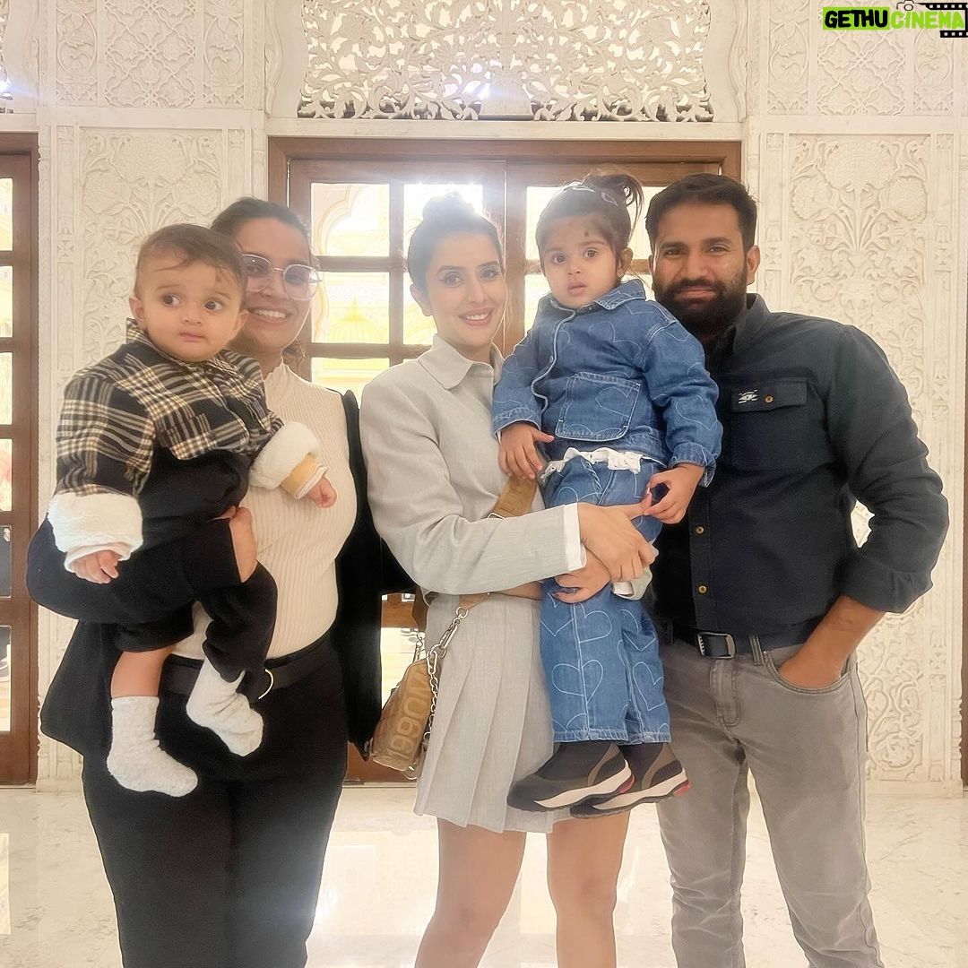 Charu Asopa Instagram - Happiness is when you are with your loved ones. Special thanks to Ziana and Krishna for making it more special.❤️🧿🤗 #birthdaypost
