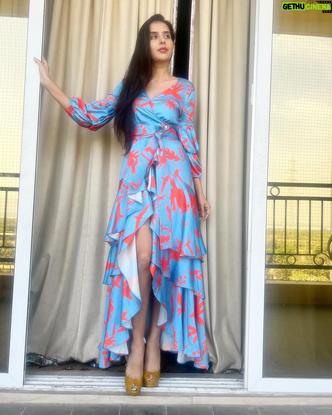 Charu Asopa Instagram - Happiness is fitting into your old dress😅🫣☺️