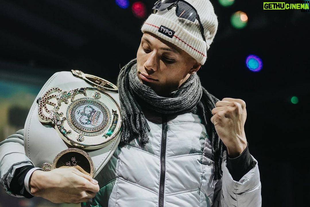 Chase De Moor Instagram - Everybody a gangsta till a gangsta step in the room. @misfitsboxing