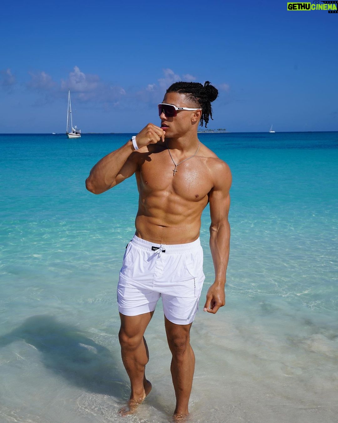 Chase De Moor Instagram - Always liked rocks in the shape of sand anyways…🏖️🏝️🏖️