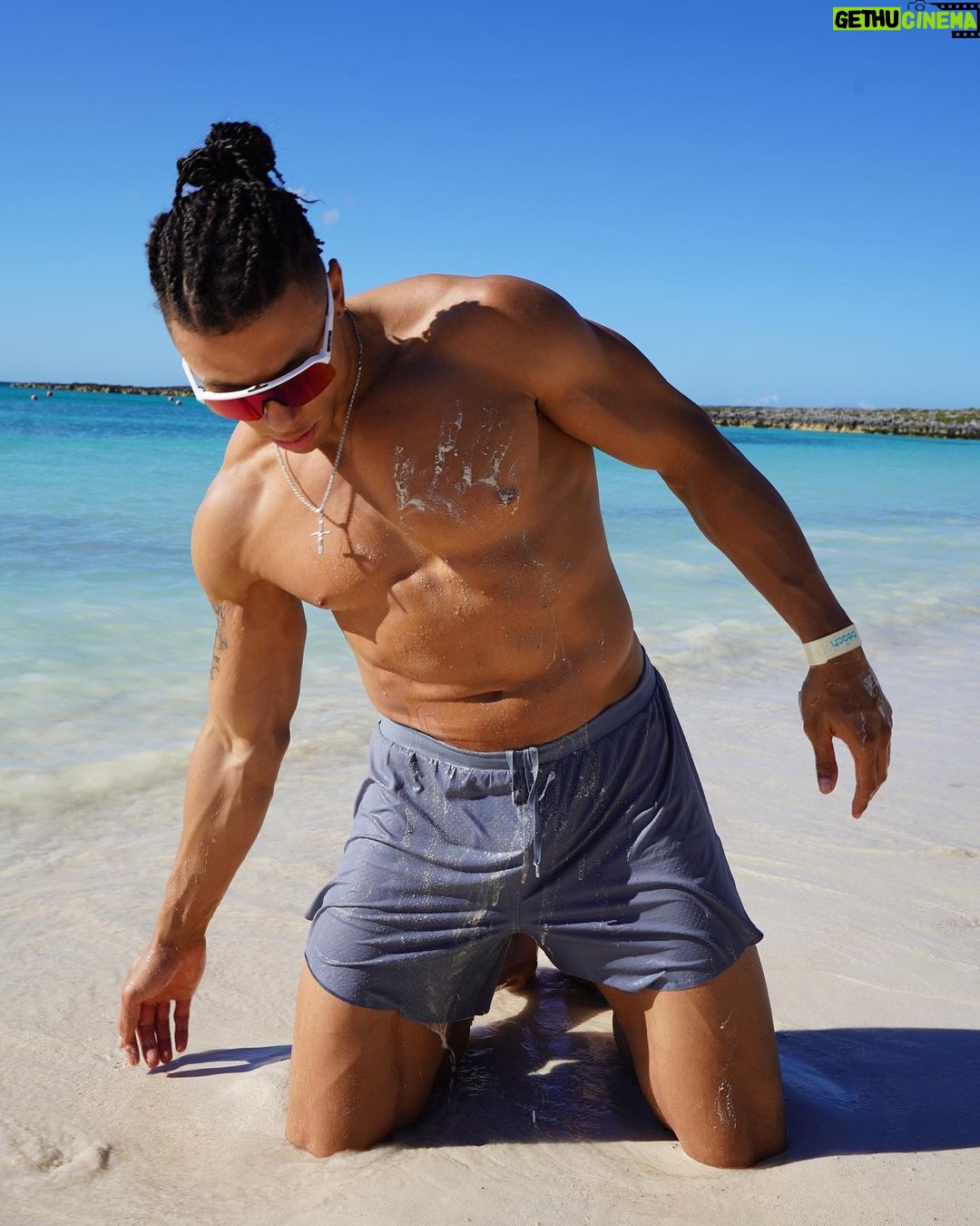 Chase De Moor Instagram - Chase & the beach 🏖️☀️🌊 - - - - - - #travel #bahamas #sunset #beach #love #2023 #explore Nassau Bahamas