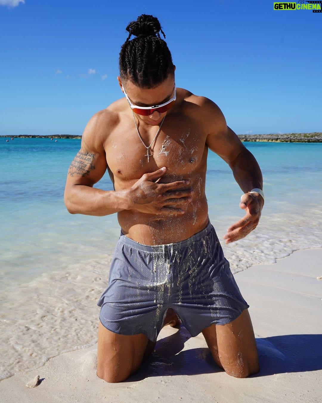 Chase De Moor Instagram - Chase & the beach 🏖️☀️🌊 - - - - - - #travel #bahamas #sunset #beach #love #2023 #explore Nassau Bahamas
