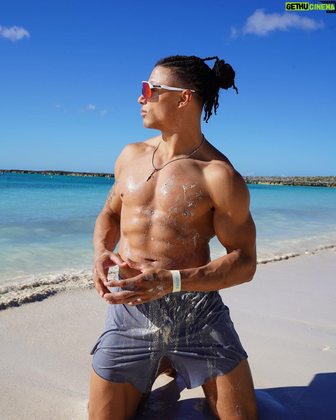 Chase De Moor Instagram - Chase & the beach 🏖️☀️🌊 - - - - - - #travel #bahamas #sunset #beach #love #2023 #explore Nassau Bahamas