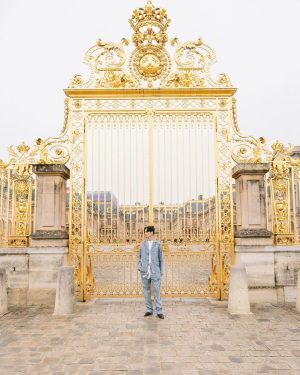 Chase Hudson Instagram - museum date🕯️