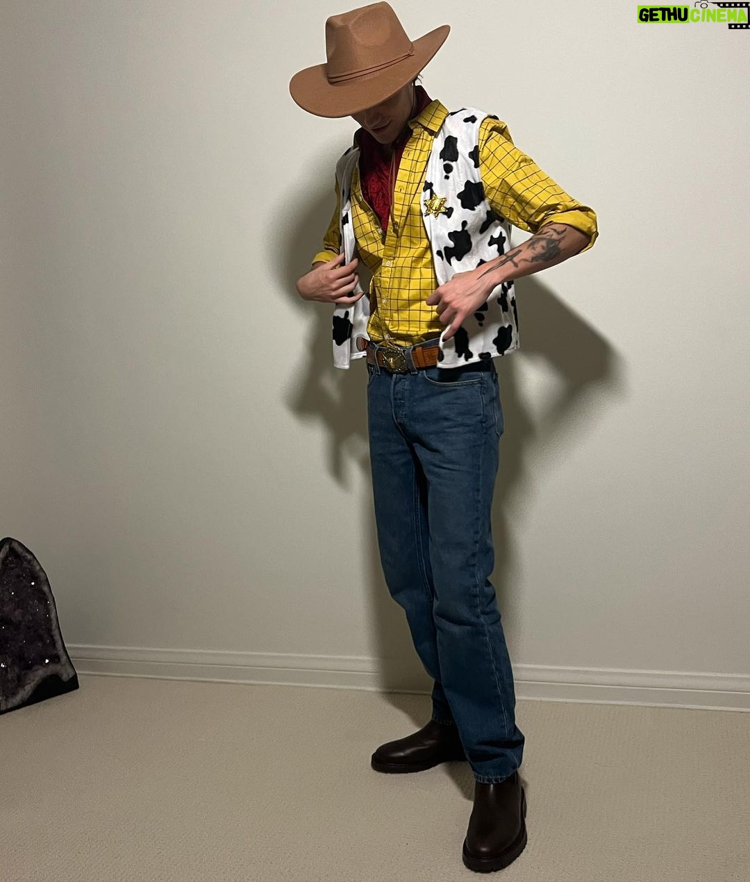 Chase Hudson - 188.2K Likes - there’s a snake in my boot