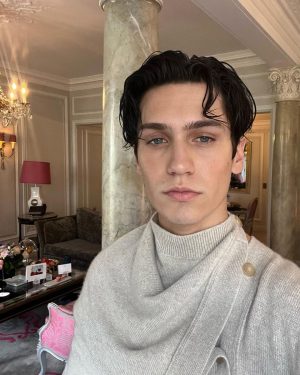 Chase Hudson Instagram - the city of love⛲️

@dior
@diorbeauty
#diorsummer24
#sauvage