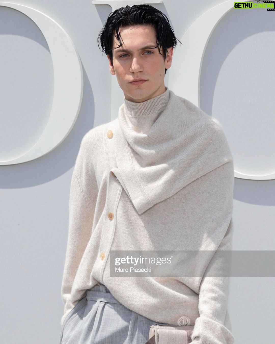 Chase Hudson - 142.4K Likes - the city of love⛲️
@dior
@diorbeauty
#diorsummer24
#sauvage