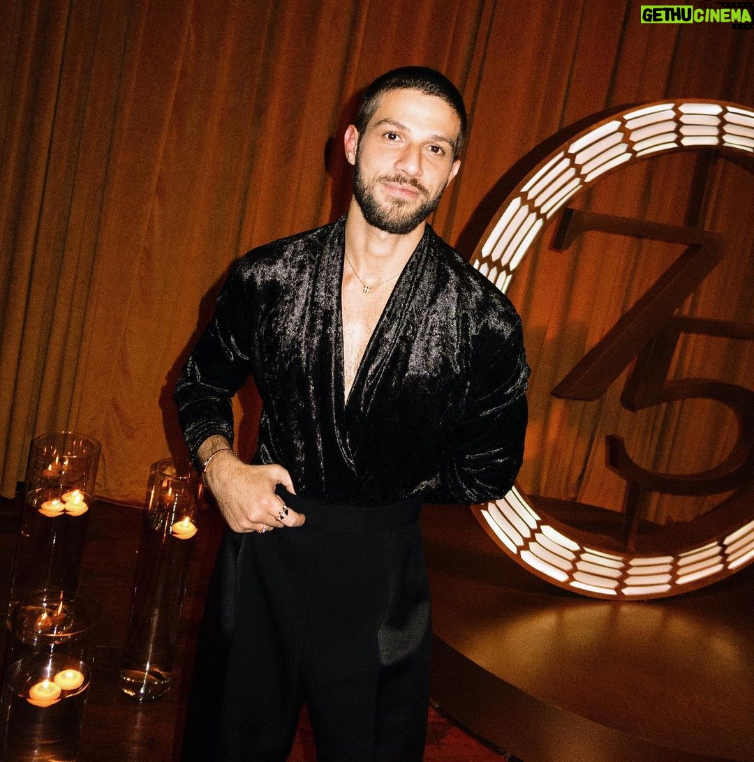 Chay Suede Instagram - Isso foi ontem :) Que alegria comemorar os 75 anos do Ícone Bvlgari Serpenti. E para celebrar, a marca convidou o artista carioca Gabriel Massan para liderar um projeto exclusivo para o mercado brasileiro. Essa é a primeira colaboração criativa da Bulgari com um artista brasileiro. Obrigado @bulgari pelo convite, e pela festa memorável! Saúde, turma! #Serpenti75 #BulgariJewelry #Publicidade 📸 @joaokopv 👕 @thiagobiagi