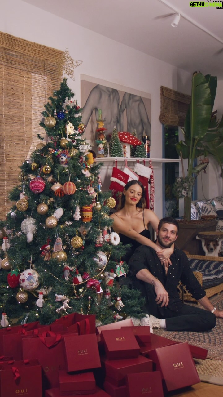 Chay Suede Instagram - Convidamos o @chay e a @neivalaura para presentear à la française neste Natal. A escolha do Chay foi o Iconique 001 Intense, já a Laura escolheu presentear com o Scapin 245 Intense. E você, vai presentear à la française este ano? Conta aqui pra gente. #publi #NatalOUiParis #OriginalCommeToi