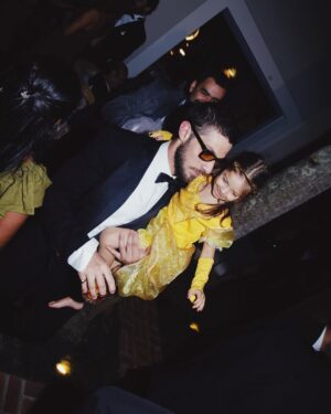 Chay Suede Instagram - O amor da minha vida fez 30 anos, e deu a festa mais legal do mundo.

Laura, é a pessoa mais linda, engraçada, amorosa, chique e gente boa que eu conheço. Sabe dar festa como ninguém, e faz tudo sempre com a própria cabeça e as próprias mãos. Colocou florzinha por florzinha nos murais, decorou a casa toda, pensou em tudo por semanas, colocou todo mundo que a gente ama dentro, e se divertiu do início ao fim. Com ela, o processo é a coisa em si, talvez por isso, com ela tudo sempre dá certo.

Laurinha, a maior delícia sobre você, é o fato de você estar sempre pronta a enxergar beleza, e enxerga, sempre antes de todo mundo, sempre dá a volta, sempre surpreende, sempre tira as maiores ondas do mundo mantendo uma humildade proporcional. 

Eu te amo com todo o meu coração, e fiquei honrado por ter sido convidado pra ser príncipe da sua festa de rebutante, não é todo dia que se faz 15 + 15 anos. 

Obrigado por me amar e deixar que esse amor se estenda a tudo que eu também amo. Namorar com você é a coisa mais legal que eu já fiz na vida, quero mais, muito mais, quero pra sempre.

Feliz aniversário! @neivalaura 🎈

foto 1: Ela e eu na nossa porta azul.

foto 2: Eu olhando pra ela enquanto agradeço a Deus mentalmente por esta grande gata.

foto 3: ACACHAPANTE 

foto 4: Eu buscando uma princesa de verdade que também fazia presença vip no local.

foto 5: Meu tesouro na terra e no céu.

foto 6: Dançando a valsa na minha primeira vez como príncipe.

foto 7: Acabei me empolgando com a contratante.

foto 8: Obrigado, pai.

foto 9:  José com sono, já sorrindo pra qualquer coisa. Maria sorrindo, mas pensando em doces.

foto 10: Papai e Maria vivendo um grande momento como se fossem estrelas de cinema.

fotos lindas do  @moalmeida___ 
styling impecável do @thiagobiagi
make 15 again da Laura, @herodrigues