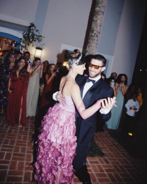 Chay Suede Instagram - O amor da minha vida fez 30 anos, e deu a festa mais legal do mundo.

Laura, é a pessoa mais linda, engraçada, amorosa, chique e gente boa que eu conheço. Sabe dar festa como ninguém, e faz tudo sempre com a própria cabeça e as próprias mãos. Colocou florzinha por florzinha nos murais, decorou a casa toda, pensou em tudo por semanas, colocou todo mundo que a gente ama dentro, e se divertiu do início ao fim. Com ela, o processo é a coisa em si, talvez por isso, com ela tudo sempre dá certo.

Laurinha, a maior delícia sobre você, é o fato de você estar sempre pronta a enxergar beleza, e enxerga, sempre antes de todo mundo, sempre dá a volta, sempre surpreende, sempre tira as maiores ondas do mundo mantendo uma humildade proporcional. 

Eu te amo com todo o meu coração, e fiquei honrado por ter sido convidado pra ser príncipe da sua festa de rebutante, não é todo dia que se faz 15 + 15 anos. 

Obrigado por me amar e deixar que esse amor se estenda a tudo que eu também amo. Namorar com você é a coisa mais legal que eu já fiz na vida, quero mais, muito mais, quero pra sempre.

Feliz aniversário! @neivalaura 🎈

foto 1: Ela e eu na nossa porta azul.

foto 2: Eu olhando pra ela enquanto agradeço a Deus mentalmente por esta grande gata.

foto 3: ACACHAPANTE 

foto 4: Eu buscando uma princesa de verdade que também fazia presença vip no local.

foto 5: Meu tesouro na terra e no céu.

foto 6: Dançando a valsa na minha primeira vez como príncipe.

foto 7: Acabei me empolgando com a contratante.

foto 8: Obrigado, pai.

foto 9:  José com sono, já sorrindo pra qualquer coisa. Maria sorrindo, mas pensando em doces.

foto 10: Papai e Maria vivendo um grande momento como se fossem estrelas de cinema.

fotos lindas do  @moalmeida___ 
styling impecável do @thiagobiagi
make 15 again da Laura, @herodrigues