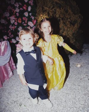 Chay Suede Instagram - O amor da minha vida fez 30 anos, e deu a festa mais legal do mundo.

Laura, é a pessoa mais linda, engraçada, amorosa, chique e gente boa que eu conheço. Sabe dar festa como ninguém, e faz tudo sempre com a própria cabeça e as próprias mãos. Colocou florzinha por florzinha nos murais, decorou a casa toda, pensou em tudo por semanas, colocou todo mundo que a gente ama dentro, e se divertiu do início ao fim. Com ela, o processo é a coisa em si, talvez por isso, com ela tudo sempre dá certo.

Laurinha, a maior delícia sobre você, é o fato de você estar sempre pronta a enxergar beleza, e enxerga, sempre antes de todo mundo, sempre dá a volta, sempre surpreende, sempre tira as maiores ondas do mundo mantendo uma humildade proporcional. 

Eu te amo com todo o meu coração, e fiquei honrado por ter sido convidado pra ser príncipe da sua festa de rebutante, não é todo dia que se faz 15 + 15 anos. 

Obrigado por me amar e deixar que esse amor se estenda a tudo que eu também amo. Namorar com você é a coisa mais legal que eu já fiz na vida, quero mais, muito mais, quero pra sempre.

Feliz aniversário! @neivalaura 🎈

foto 1: Ela e eu na nossa porta azul.

foto 2: Eu olhando pra ela enquanto agradeço a Deus mentalmente por esta grande gata.

foto 3: ACACHAPANTE 

foto 4: Eu buscando uma princesa de verdade que também fazia presença vip no local.

foto 5: Meu tesouro na terra e no céu.

foto 6: Dançando a valsa na minha primeira vez como príncipe.

foto 7: Acabei me empolgando com a contratante.

foto 8: Obrigado, pai.

foto 9:  José com sono, já sorrindo pra qualquer coisa. Maria sorrindo, mas pensando em doces.

foto 10: Papai e Maria vivendo um grande momento como se fossem estrelas de cinema.

fotos lindas do  @moalmeida___ 
styling impecável do @thiagobiagi
make 15 again da Laura, @herodrigues