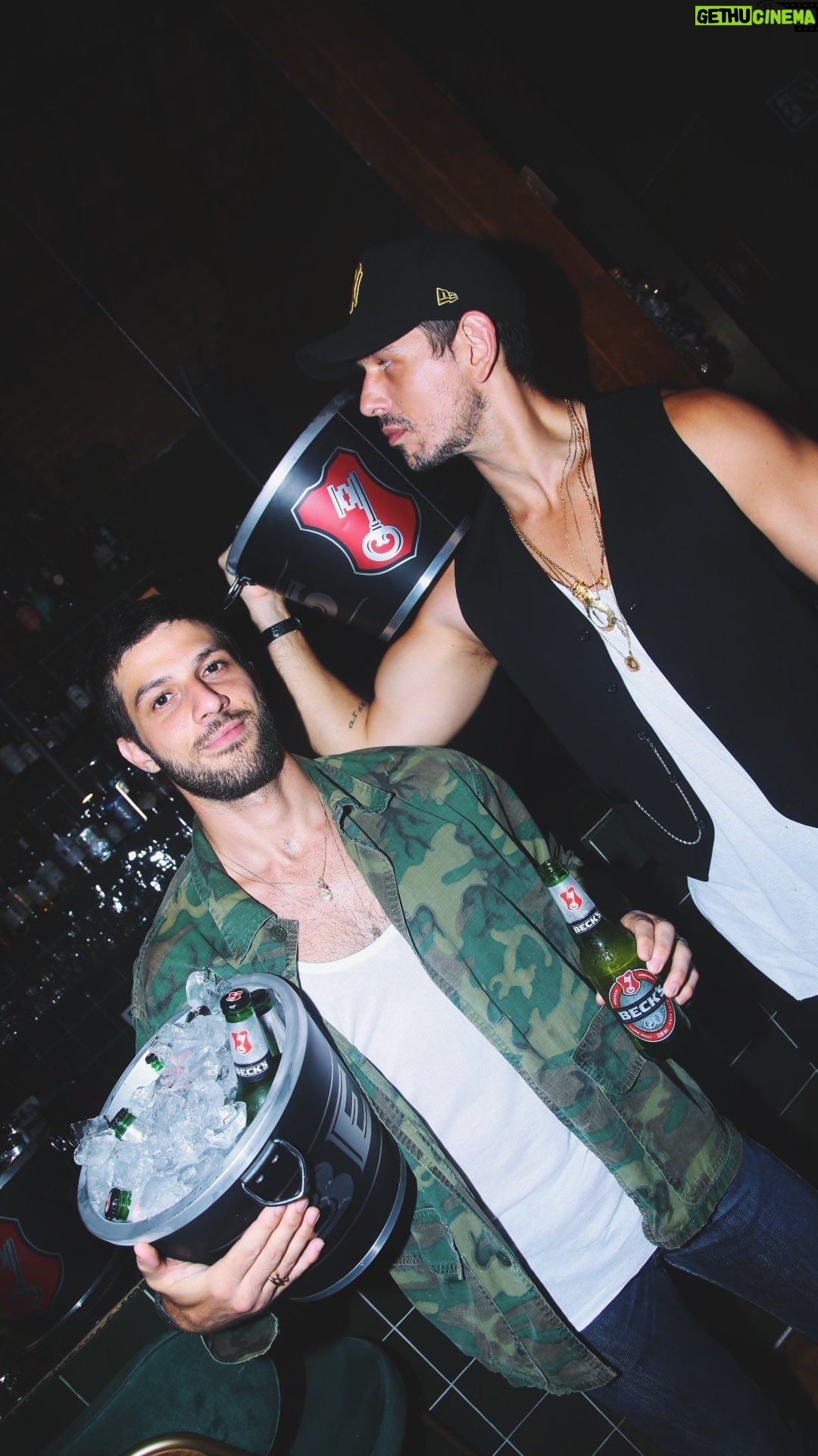 Chay Suede Instagram - E ontem foi dia de reunir os amigos e fazer a nossa Rota Mais Amarga. O Distrito Beck's é um guia com as rotas das melhores experiências com selo de qualidade Beck's, para no meio da imensidão de São Paulo, você encontrar lugares onde pode mais do que frequentar, pertencer. @becksbeerbr #DistritoBecks #OAmargoDesperta #BebaComModeração #NãoCompartilhecomMenoresde18anos #publi